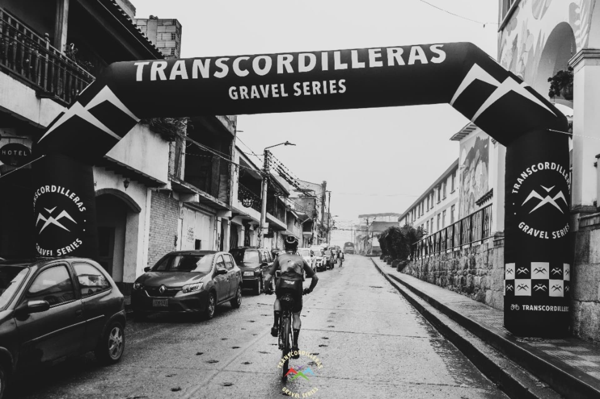 Ciclista bajo el arco de salida de una carrera de gravel