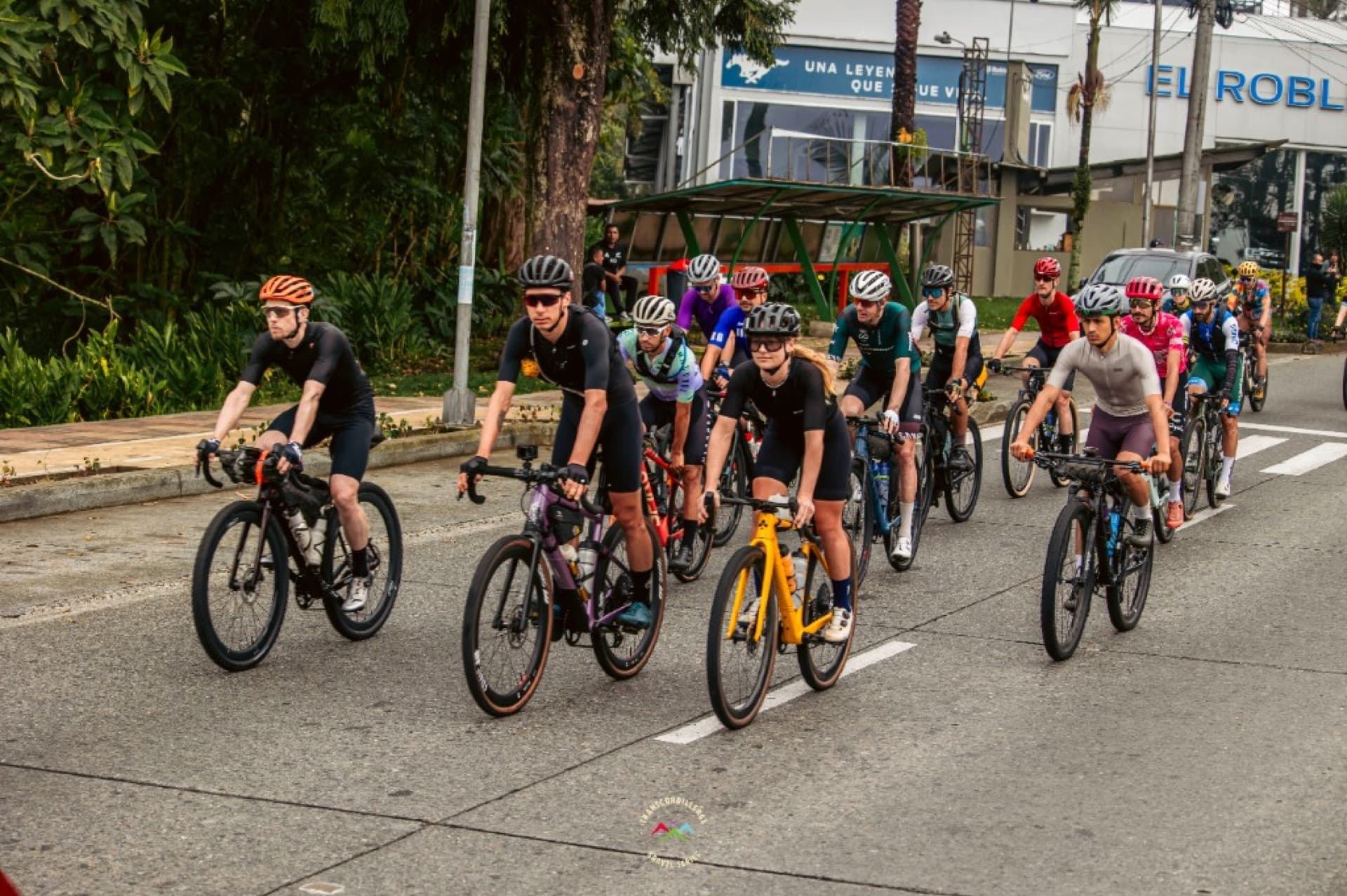 Gran grupo de ciclistas en carrera de gravel