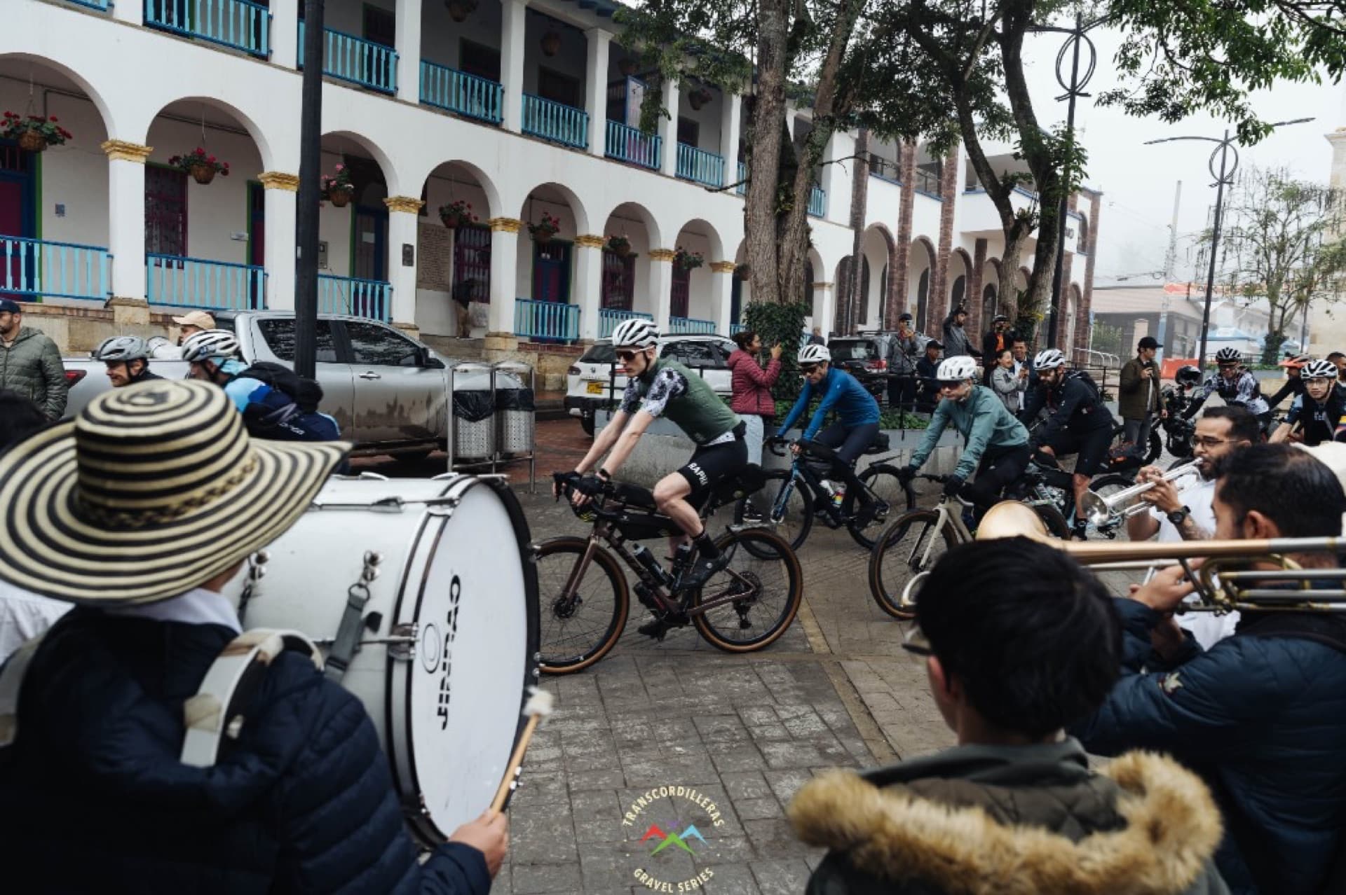 Salida de carrera en plaza de pueblo